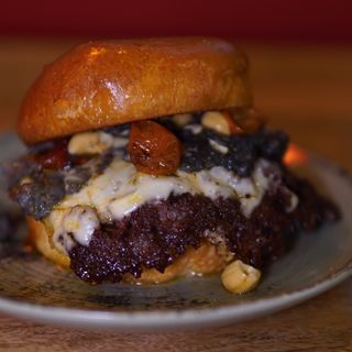 VEGGIE GOAT IN PIECE + PATATAS + BEBIDA 