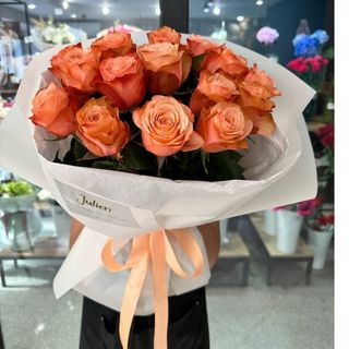 15 помаранчевих троянд