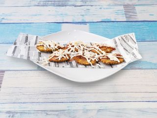 Tostones Con Queso y 2 salsas