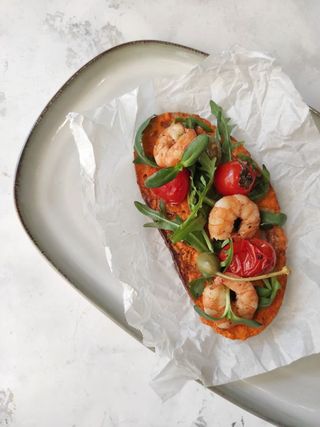 Брускетта с креветками 