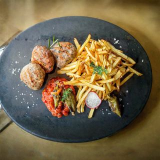 Кюфтета от джолан с пресни пържени картофи (350г)