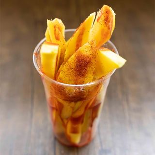 MANGO CON SALSA CHAMOY Y TAJÍN