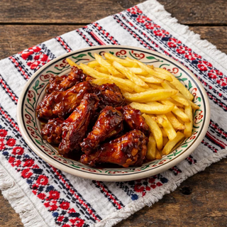 Aripioare de pui cu sos barbeque si garnitura preferata