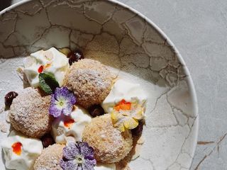 Гомбовці з мус сметаною та соусом з журавлини (270g)