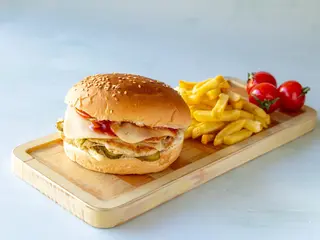 Dupli pileći burger i pomfrit