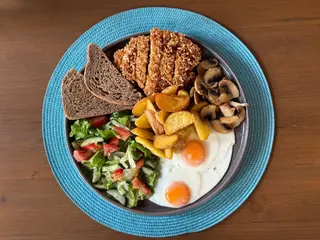 Яєчня з курячим шніцелем