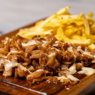 Prato de frango com batata frita