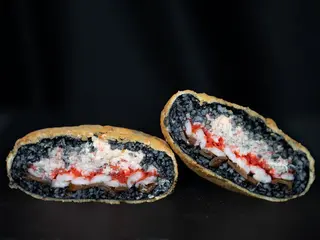 Sushi-Burger ze śnieżnym krabem i krewetką
