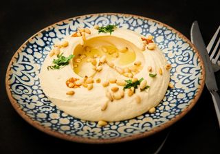 Hummus cu muguri de pin