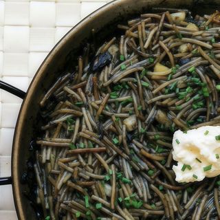 Fideuà Negra con Calamares