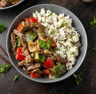 Wok de vita cu legume si orez la abur