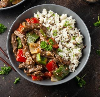 Wok de vita cu legume si orez la abur