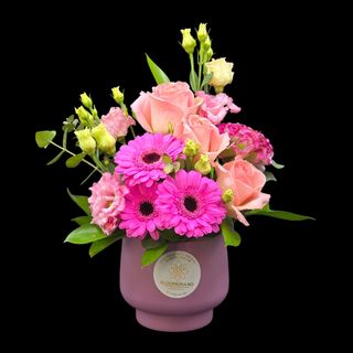 Aranjamnt floral roz în vas ceramic