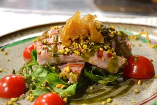 Tagliata di tonno con crema al pistacchio e cipolla caramellata