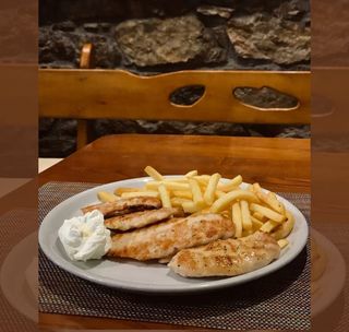 Grilovana piletina sa pavlakom i pomfritom