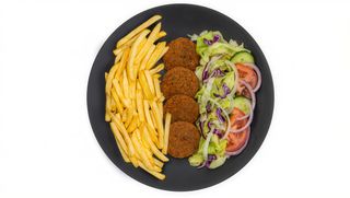 Falafel na talerzu