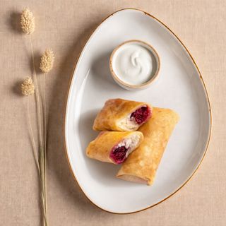 Солодкі млинчики з сирочком та вишеньками