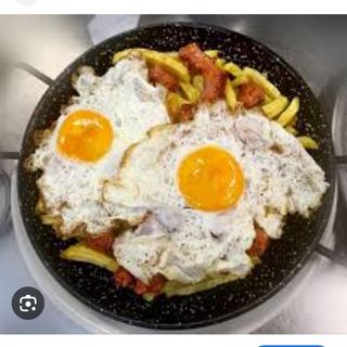 Huevos rotos con chistorra