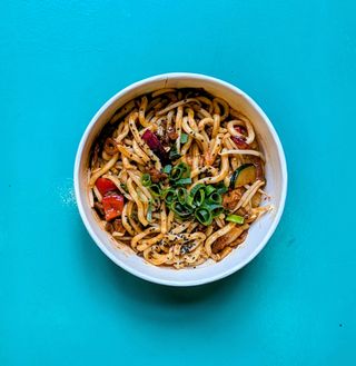 Makaron Udon z kimchi i warzywami KURCZAK