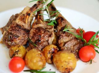 Cotlet de berbecut marinat la gratar si cartofi cu rozmarin