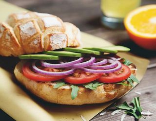 Panino con avocado, pomodoro e cipolla croccante