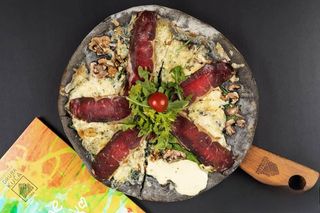 Crna pizza s biftekom