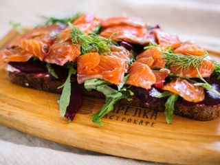 Велика Тартіна з лососем Гравлакс з печеним Буряком і крем-соусом Райфорт (260g)