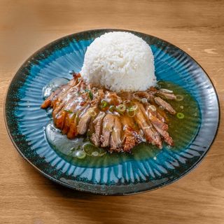 Anatra servita con riso bianco