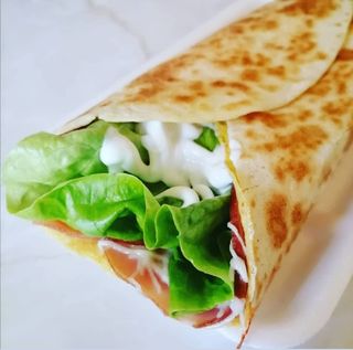 Omlet sa šunkom i kačkavaljem u tortilji XXL