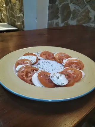 Ensalada De Tomate Y Mozzarella