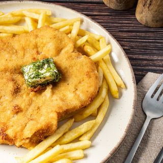 Шницел по виенски с пържени картофи (300г)