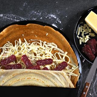 Палачинка с луканка и кашкавал (340)