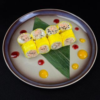 Hosomaki w papierku sojowym z grillowanym łososiem, serkiem i sezamem