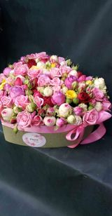 ჯუჯა ვარდები გულის ფორმის ყუთში