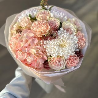 Букет з гортензій і троянд