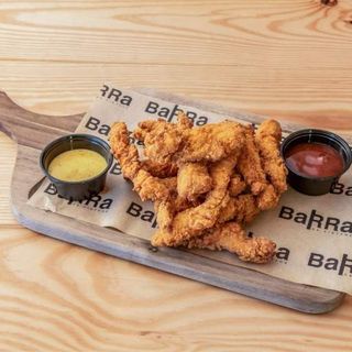 Tiras de pollo crujiente con salsa barbacoa y salsa de mostaza y miel