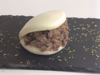 Bao de carrillada con patatas