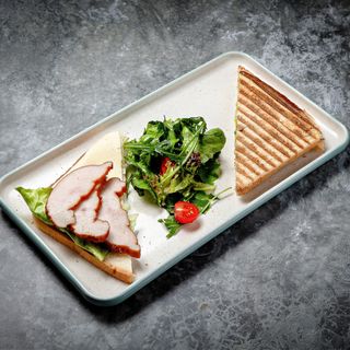 Тост с копченой индейкой и сыром