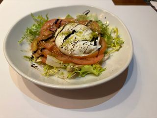 Ensalada De Queso Burrata con Tomate y Salsa Pesto