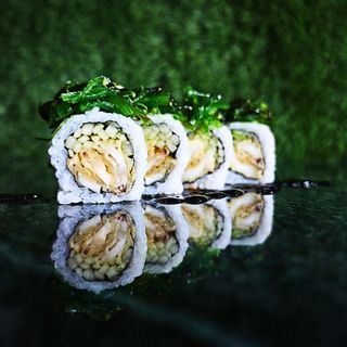 Uramaki wakame roll