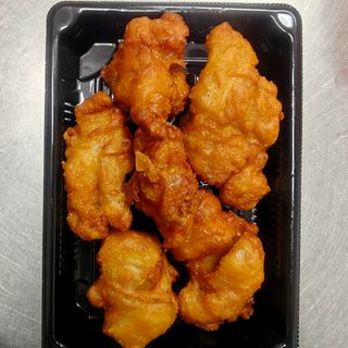 Pollo frito estilo japonés con salsa
