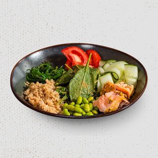 SALATĂ CU SOMON COPT,  EDAMAME, QUINOA ȘI SALATĂ DE ALGE