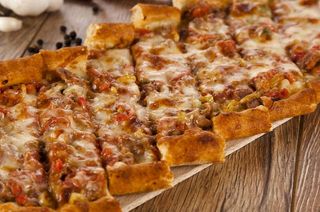 Pide sa kačkavaljem i kavurmom