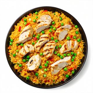 Paella de arroz pollo y guisantes
