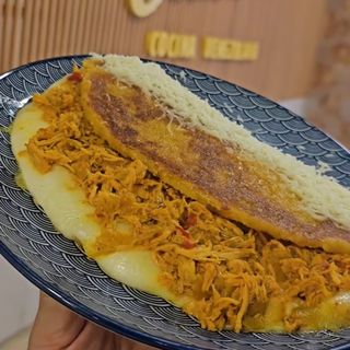 Cachapa con queso de mano y pernil de cerdo desmechado