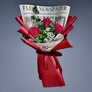 Buket sa crvenim ružama, pakovanje kombinacija crvenog papira i novine