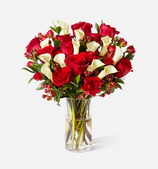 Ramo 12 Rosas Rojas y flores blancas
