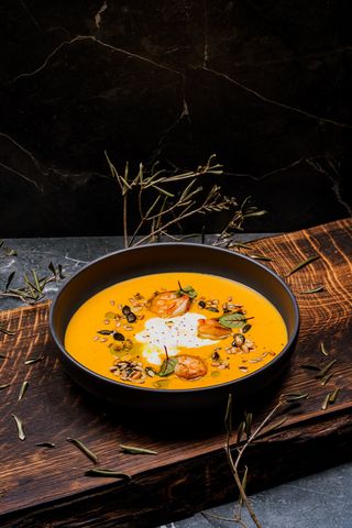 Supă cremă de dovleac cu creveți și stracciatella fină