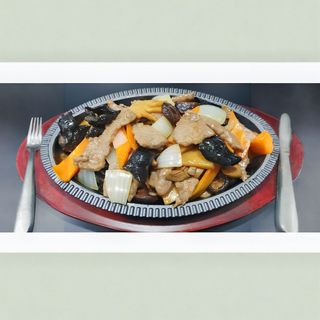 Vaca com legumes na chapa quente