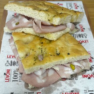 Focaccia y mortadela con pistacho 